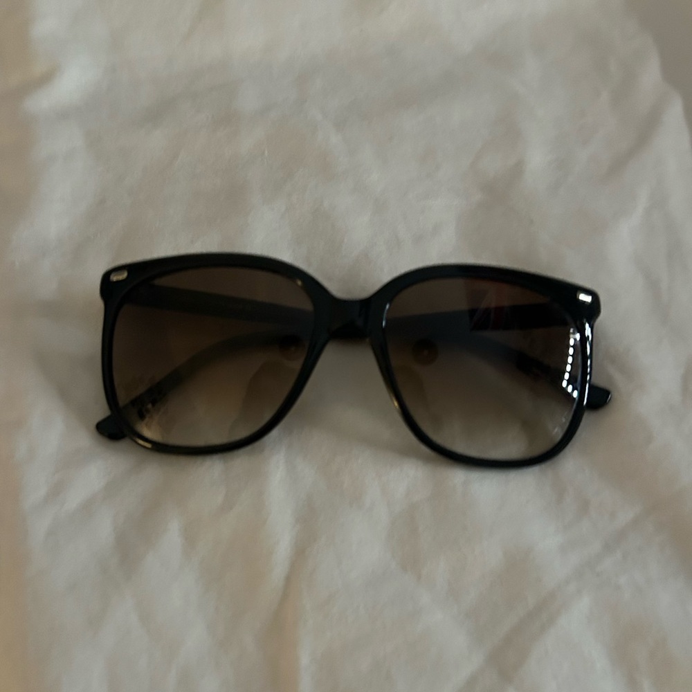 BLACK OAKLEY SUNGLASSES IN RED CASE